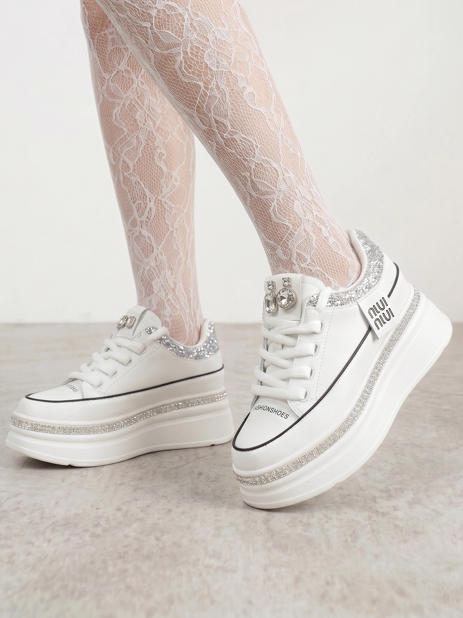 Кеды белого цвета со стразами и блестками на высокой платформе